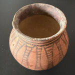 Bemaltes Tongefäß, bauchige Kanne – ca. 2000-1500 v. Chr.