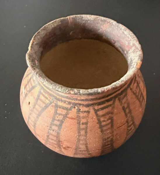 Bemaltes Tongefäß, bauchige Kanne – ca. 2000-1500 v. Chr.