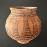 Bemaltes Tongefäß, bauchige Kanne – ca. 2000-1500 v. Chr.