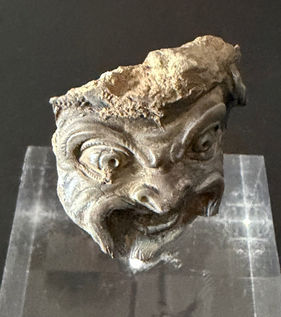Römische Silber-Applike in Form einer Theatermaske – 1.–3. Jahrhundert n. Chr.