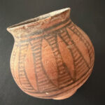 Bemaltes Tongefäß, bauchige Kanne – ca. 2000-1500 v. Chr.