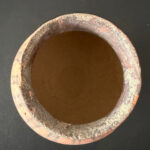 Bemaltes Tongefäß, bauchige Kanne – ca. 2000-1500 v. Chr.